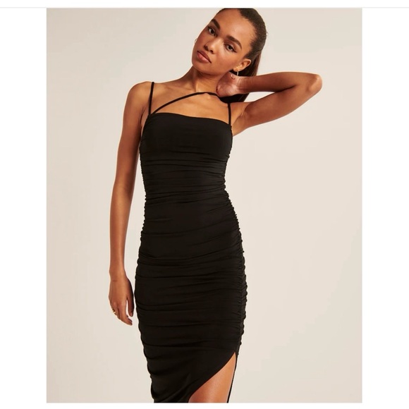 Elegant Black Ruched Dress - Picture 1 of 4